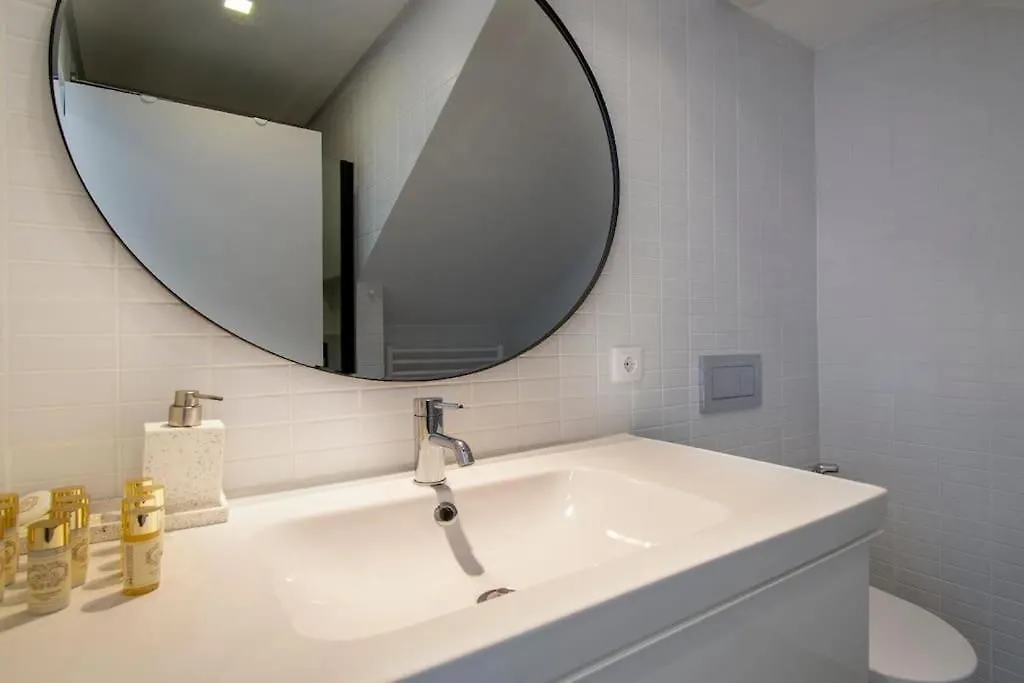Апартаменты Liberdade Stylish Attic Apt With Ac And City View Лиссабон