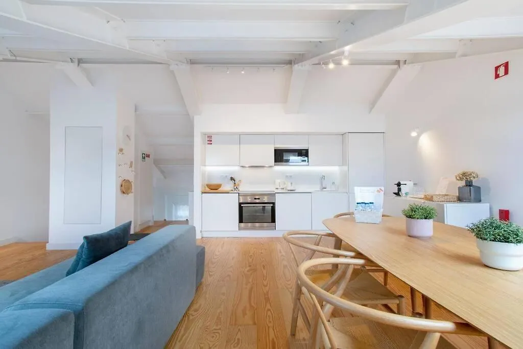 Апартаменты Liberdade Stylish Attic Apt With Ac And City View Лиссабон